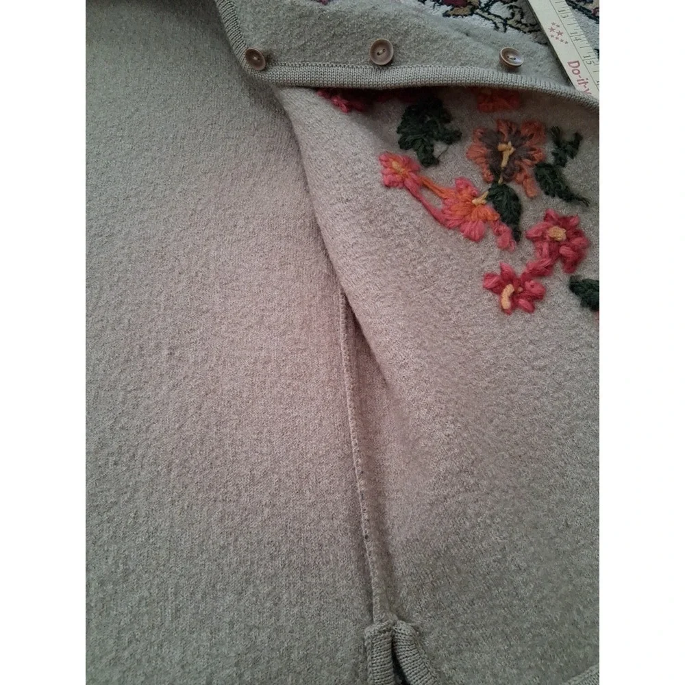 vintage 100 % Wool.Appleseed's Petites floral embroidered cardigan. P M . - Picture 14 of 14